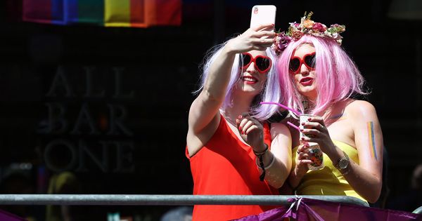 Foto: Selfie en el reciente Orgullo Gay de Londres. EFE)