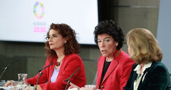Foto: La portavoz, Isabel Celaá, con las ministras de Economía y Hacienda, Nadia Calviño (d) y María Jesús Montero, este 11 de enero. (EFE)