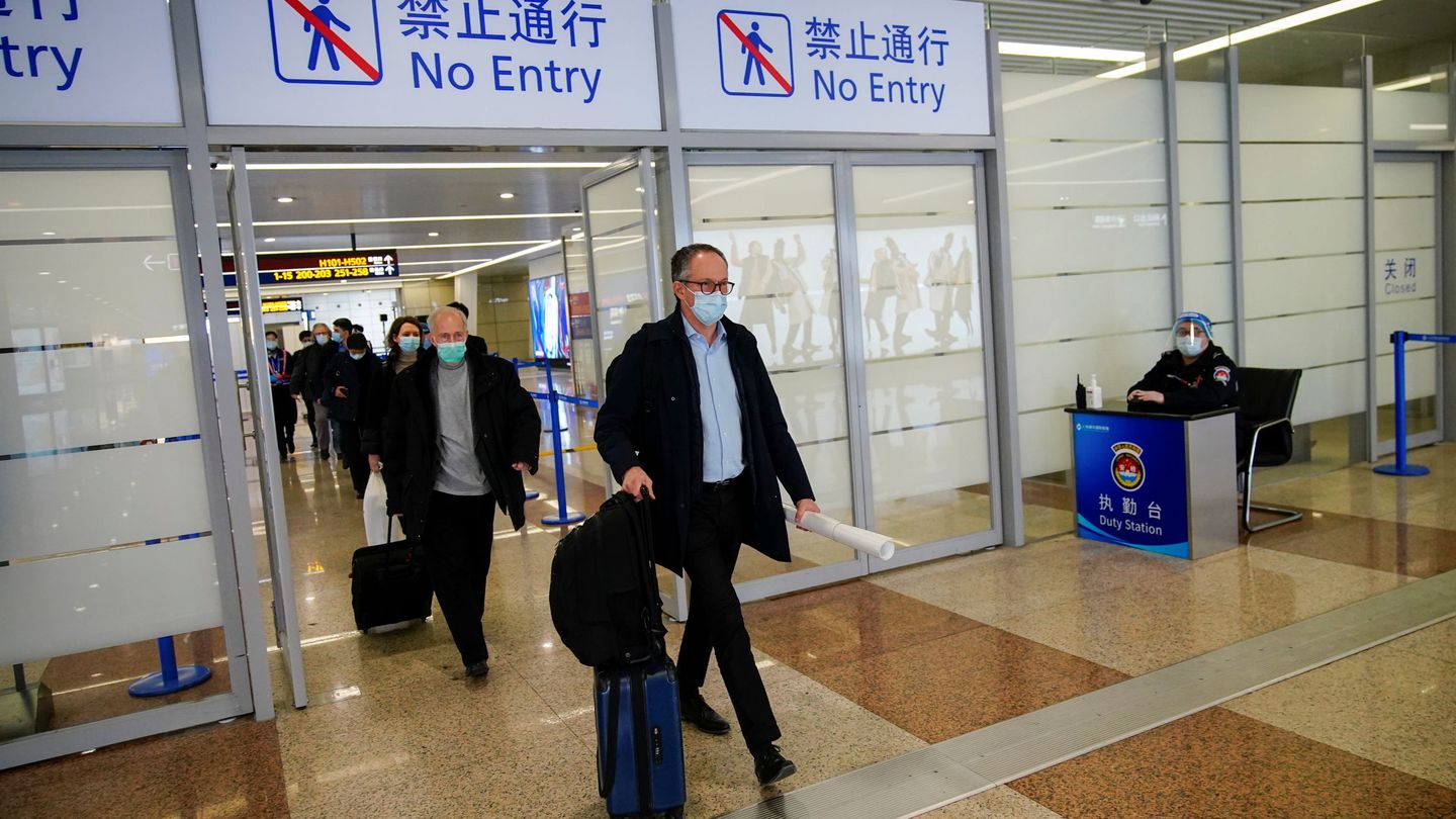 Peter Ben Embarek llega al aeropuerto de Shanghai el 10 de febrero (Reuters)