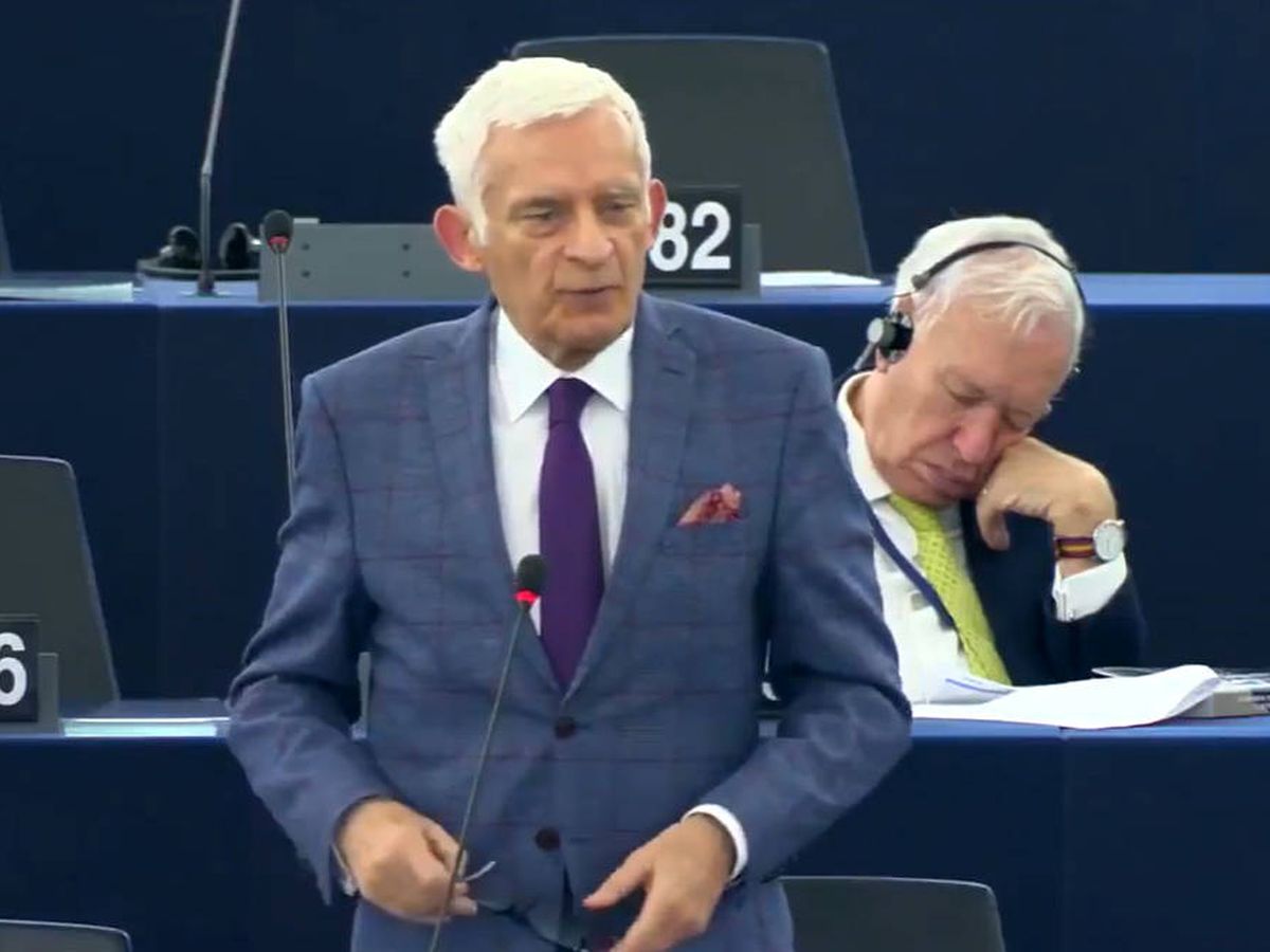 Foto: José Manuel García Margallo, aparentemente dormido, durante la intervención de Jerzy Buzek (Foto: YouTube)