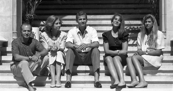 Foto: El rey Juan Carlos junto a la reina Sofía y sus hijos, el entonces príncipe Felipe, la infanta Elena y la infanta Cristina, en el verano de 1990 en la Almudaina. (EFE)