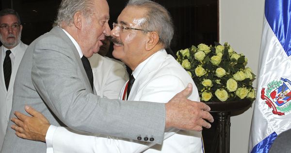 Foto: El rey Juan Carlos felicita a Danilo Medina tras jurar su cargo como presidente de la República Dominicana, el 17 de agosto de 2016. (EFE)
