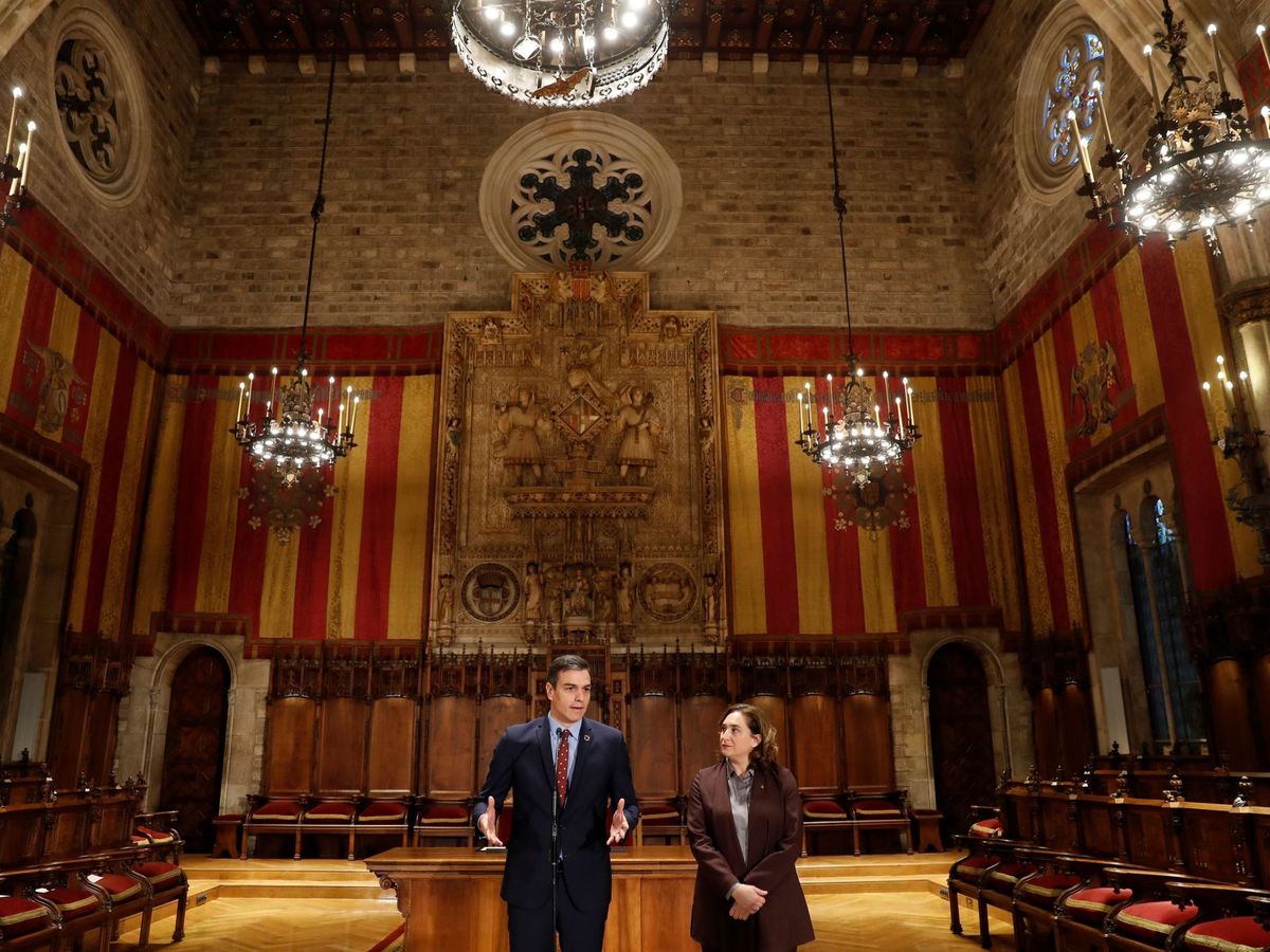 Foto: Pedro Sánchez y Ada Colau, durante su comparecencia en el Saló de Cent del Ayuntamiento de Barcelona, este 7 de febrero. (EFE)