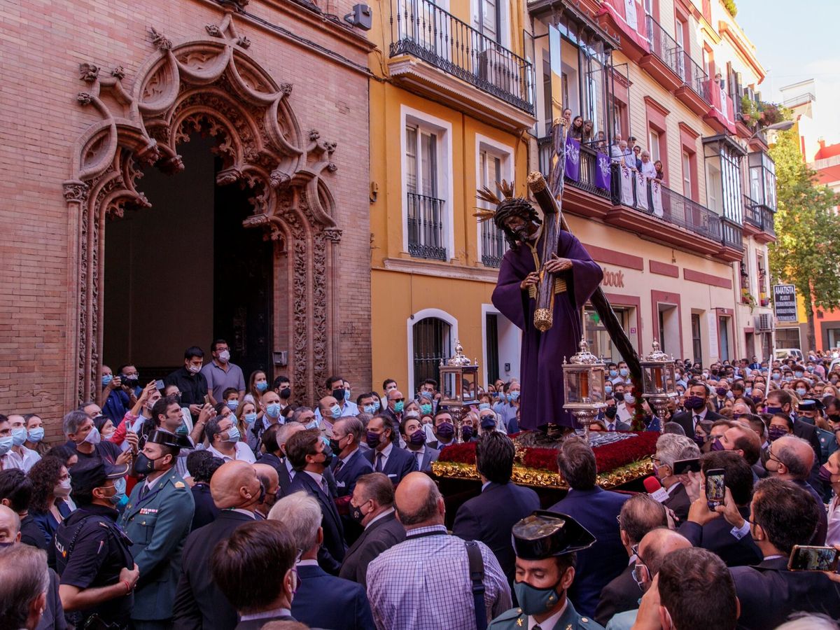Foto: El Paso procesional de Jesús del Gran Poder durante su recorrido excepcional por las calles de Sevilla en 2021. (EFE/Julio Muñoz)