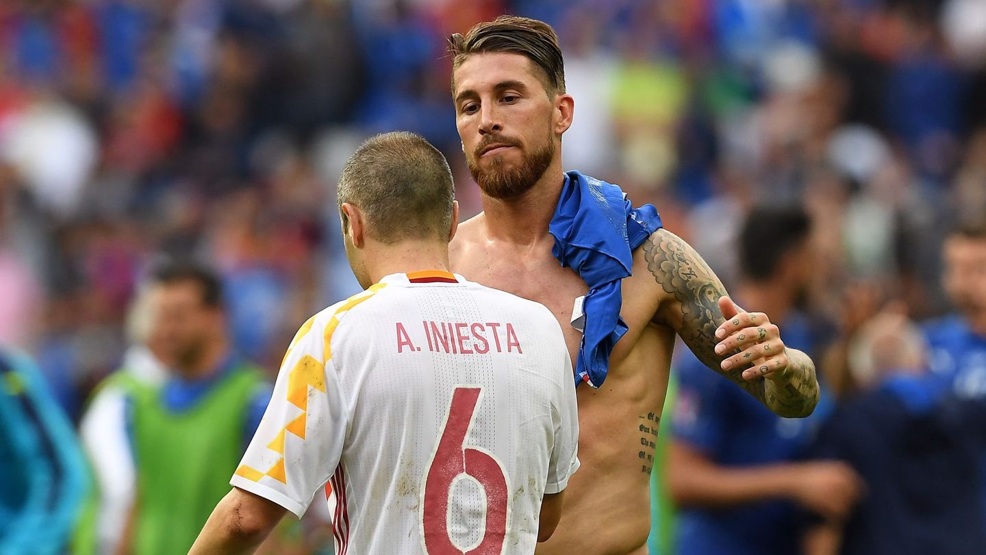 Iniesta y Ramos, tras la eliminación ante Italia. (EFE)