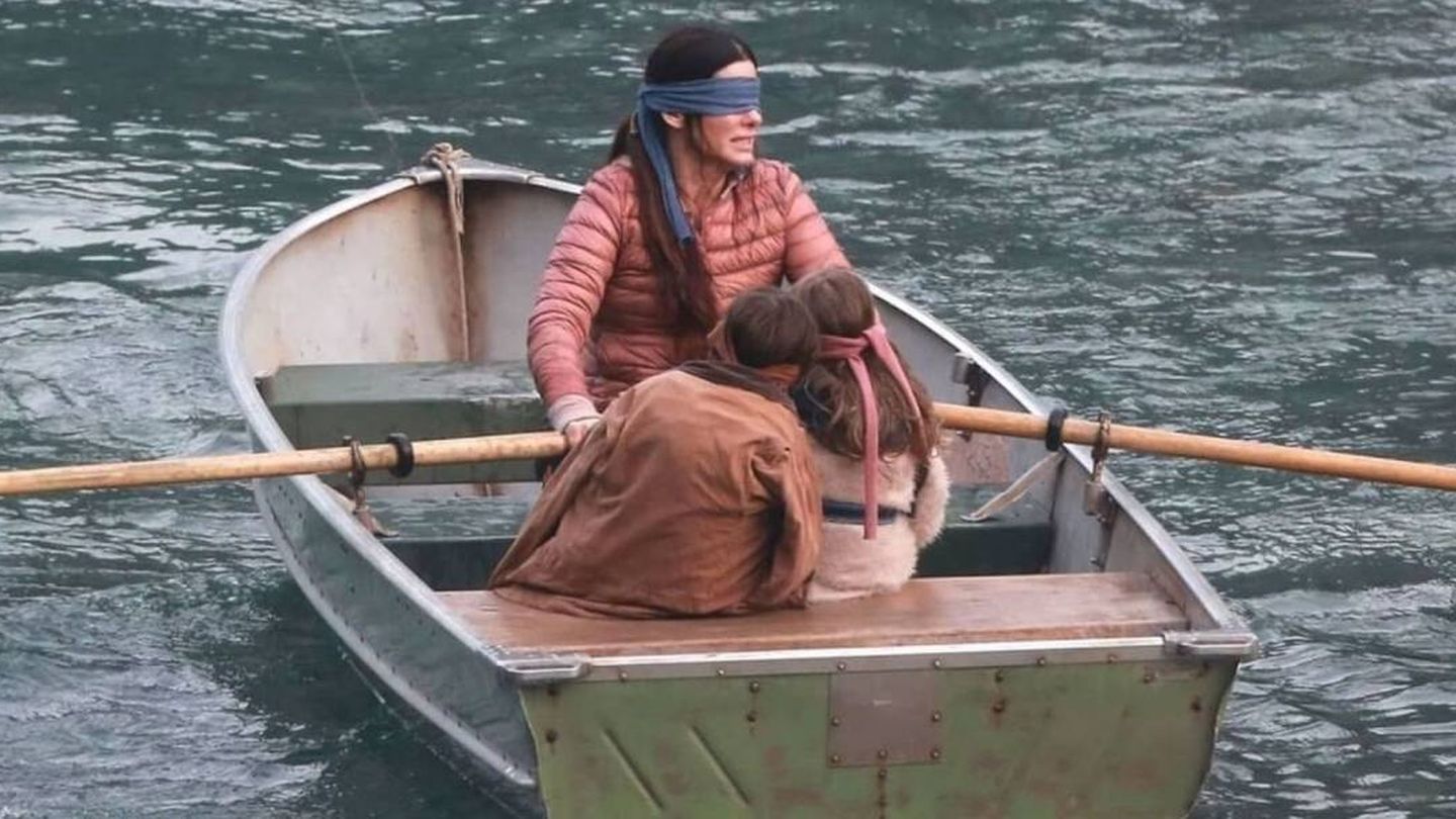Malorie (Bullock) rema a ciegas por un río en 'A ciegas'. (Netflix)