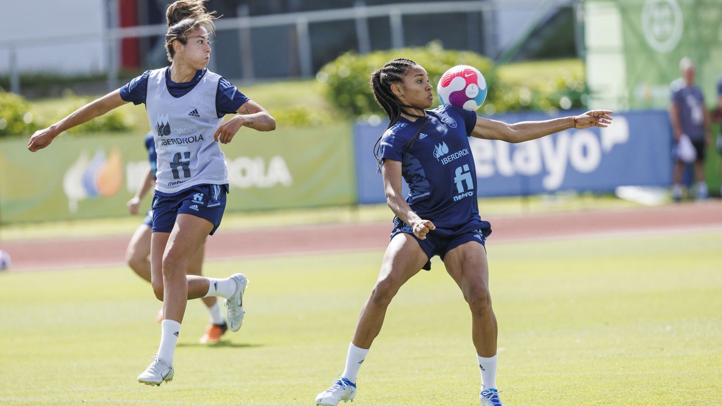 Salma Paralluelo controla el balón durante un entrenamiento con la selección. (EFE/Pablo García)