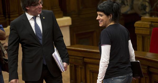 Foto: El presidente de la Generalitat, Carles Puigdemont (i), habla con la diputada de la CUP Anna Gabriel. (EFE)