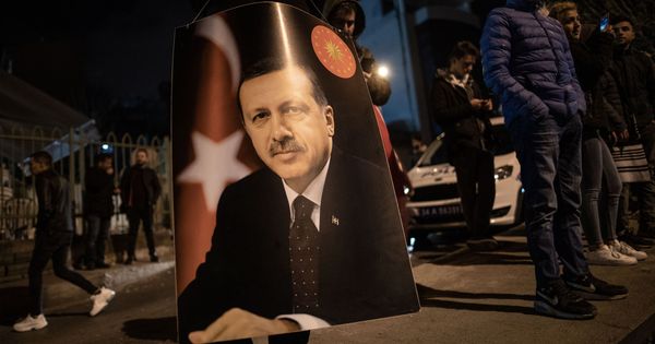 Foto: Simpatizantes del AKP con un cartel de Erdogan mientras esperan los resultados de las elecciones, en Estambul. (Reuters)