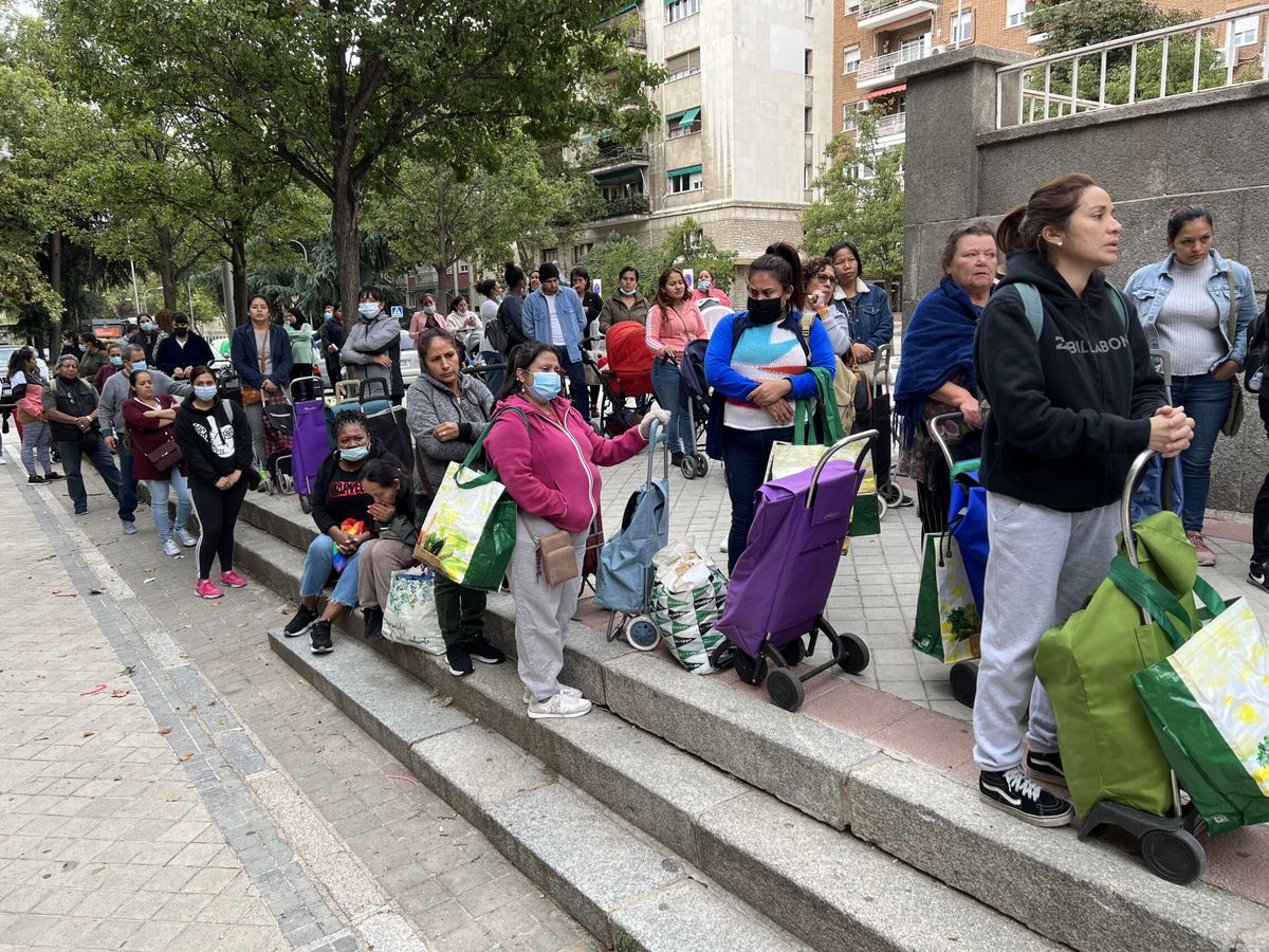 Foto: Colas del hambre en Madrid. (EFE/Yanessa López)