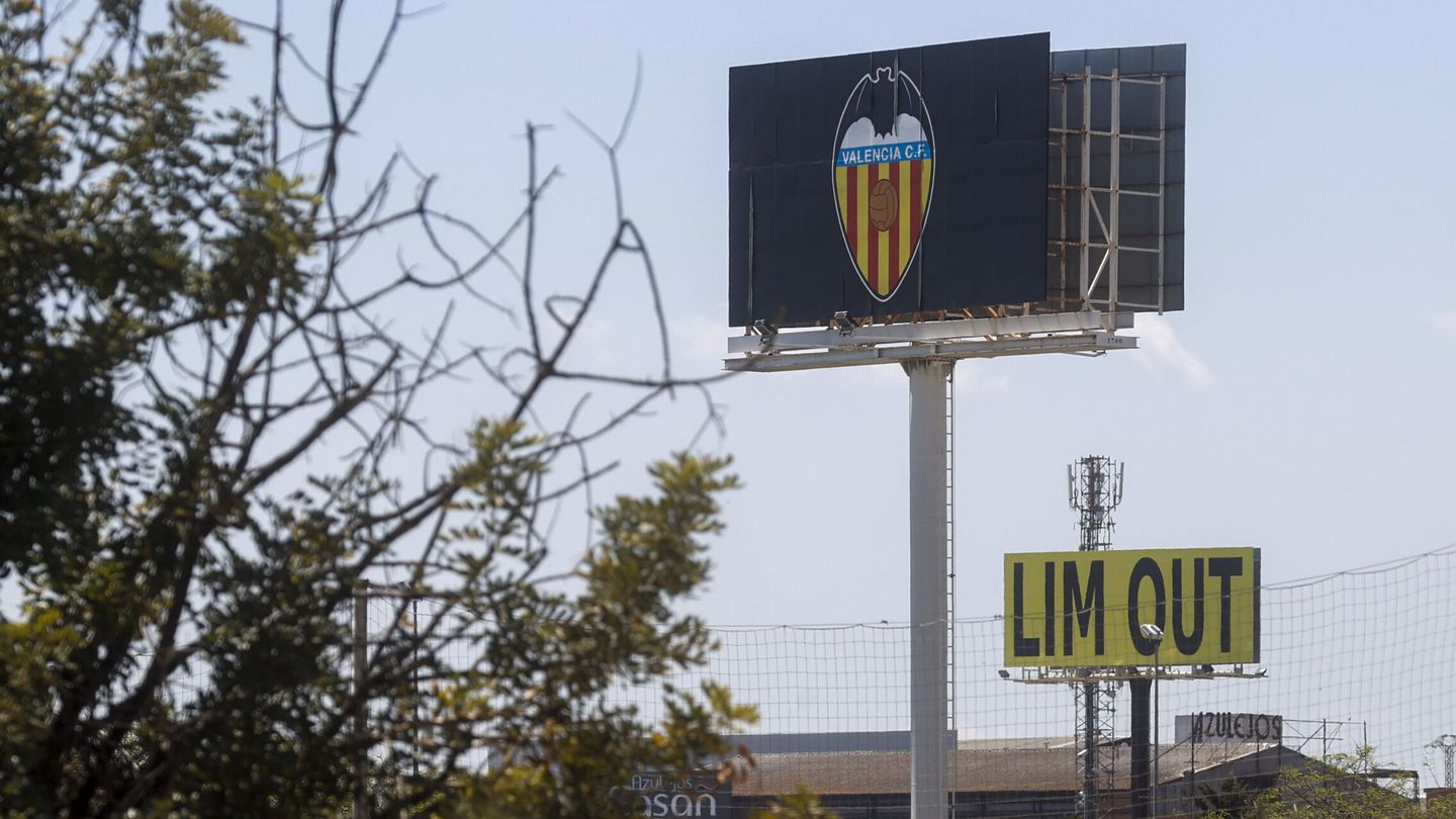 Una de las grandes vallas publicitarias que hay en el entorno de la ciudad deportiva del Valencia en Paterna luce con un cartel amarillo con unas enormes letras negras en las que se lee el lema 'Lim Out'. (EFE/Kai Forsterling)