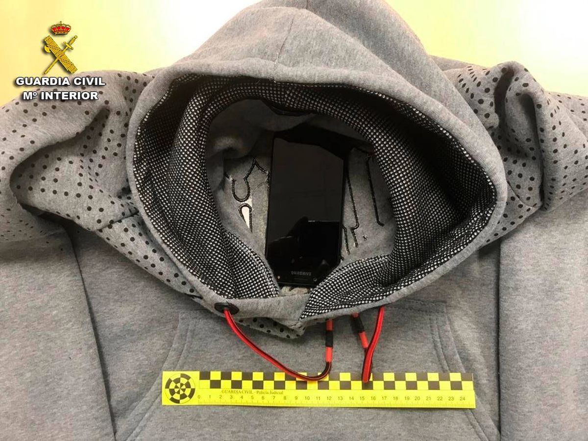 Foto: El hombre llevaba un móvil escondido y un auricular en su oreja (Guardia Civil)