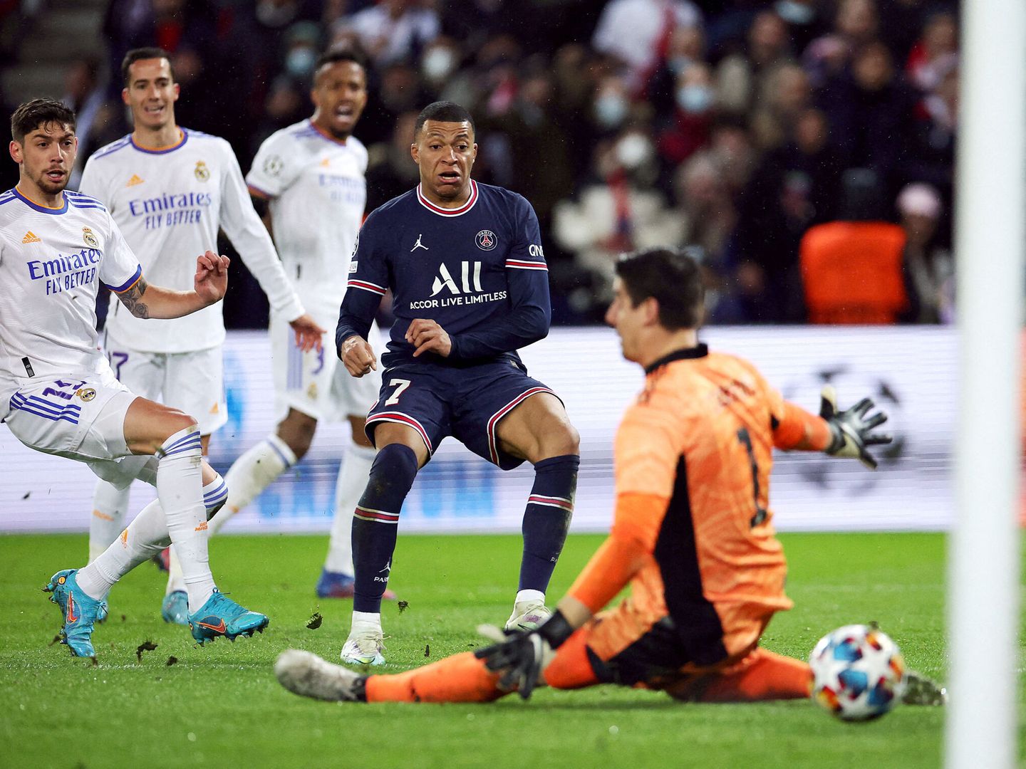 Mbappé marca un gol a Courtois en un partido entre el PSG y el Real Madrid. (Reuters/Sarah Meyssonnier)