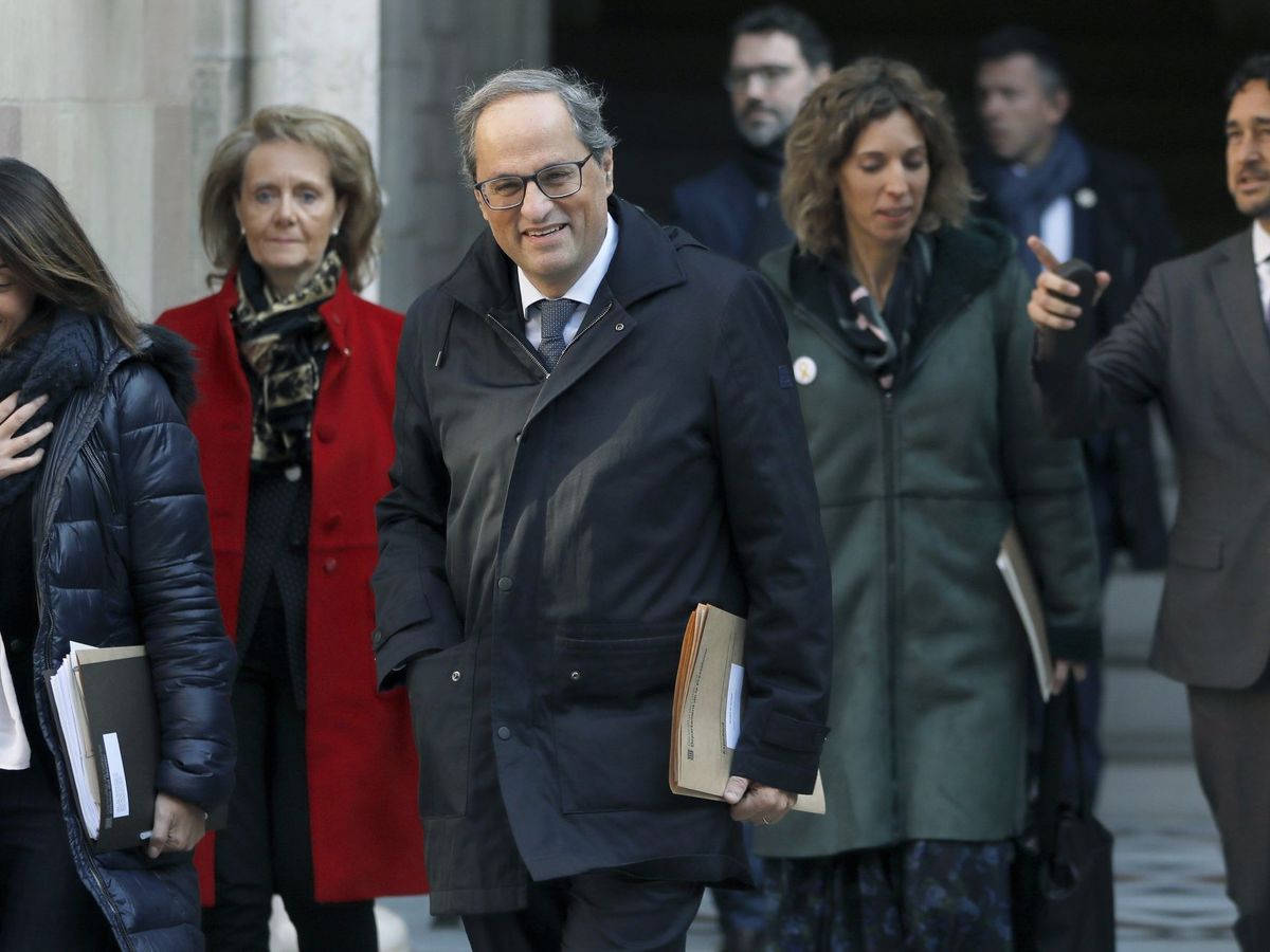 Foto: El presidente de la Generaliat, Quim Torra, acompañado por parte de su gobierno se dirige a la reunión semanal del ejecutivo catalán. (EFE)