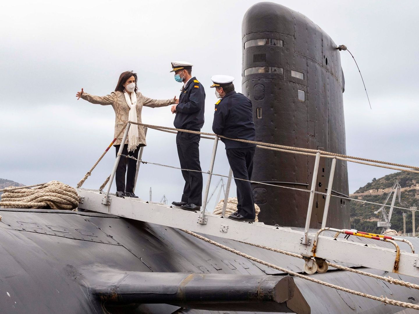 La ministra de Defensa, Margarita Robles, visitando el submarino en 2021. (EFE)