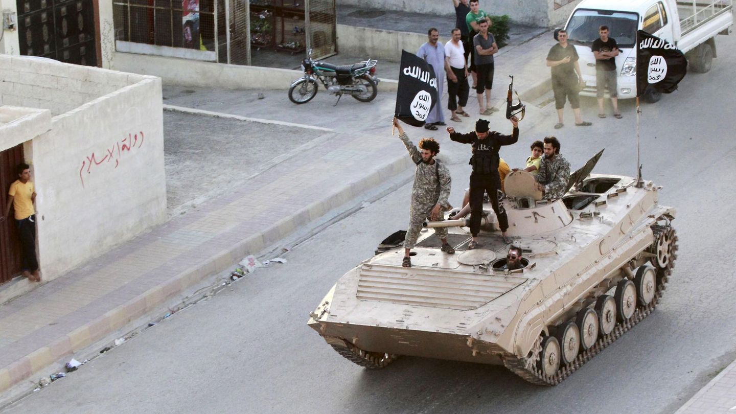 Militantes del ISIS durante un desfile militar en Raqqa, en junio de 2014 (Reuters)