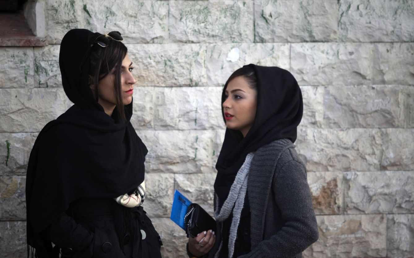 Dos jóvenes iraníes charlan en una plaza del norte de Teherán (Reuters).