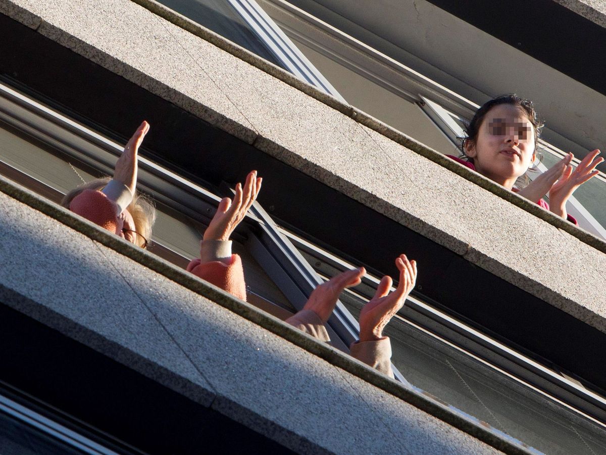 Foto: Los vecinos de la Policlínica Povisa aplauden desde sus balcones. (EFE)