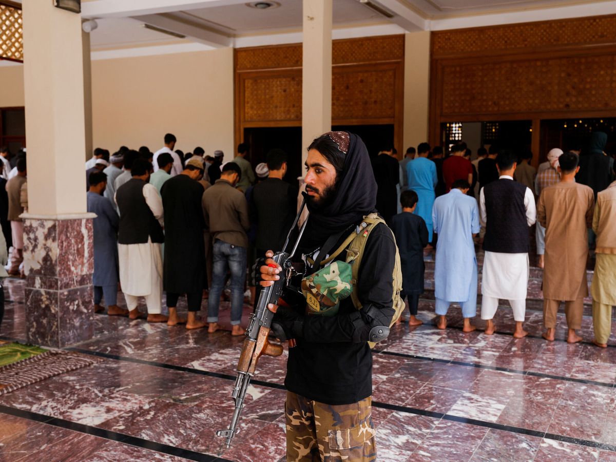 Foto: Un soldado talibán hace guardia en la mezquita de Abdul Rahman en Kabul. (REUTERS/Ali Khara)