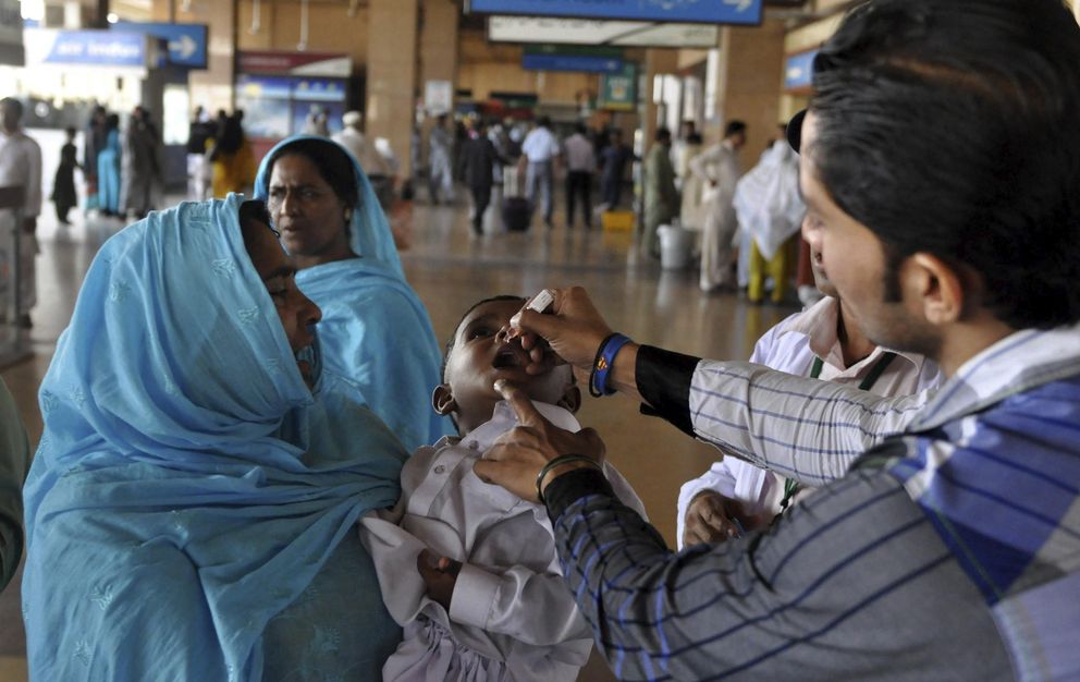 Administración de vacunas contra la polio en aeropuerto de Karachi (Efe).