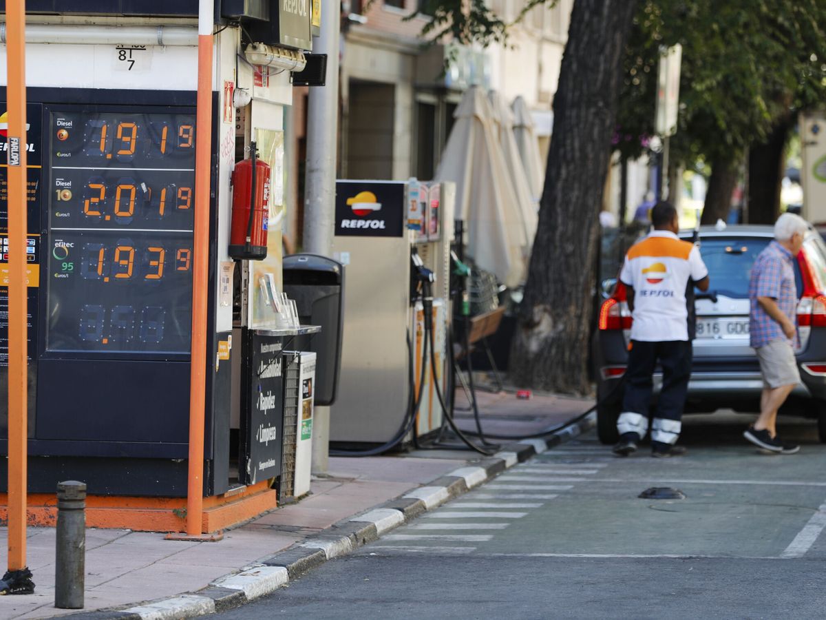 Foto: Precios de los combustibles en una gasolinera de Madrid. (EFE/Luis Millán)