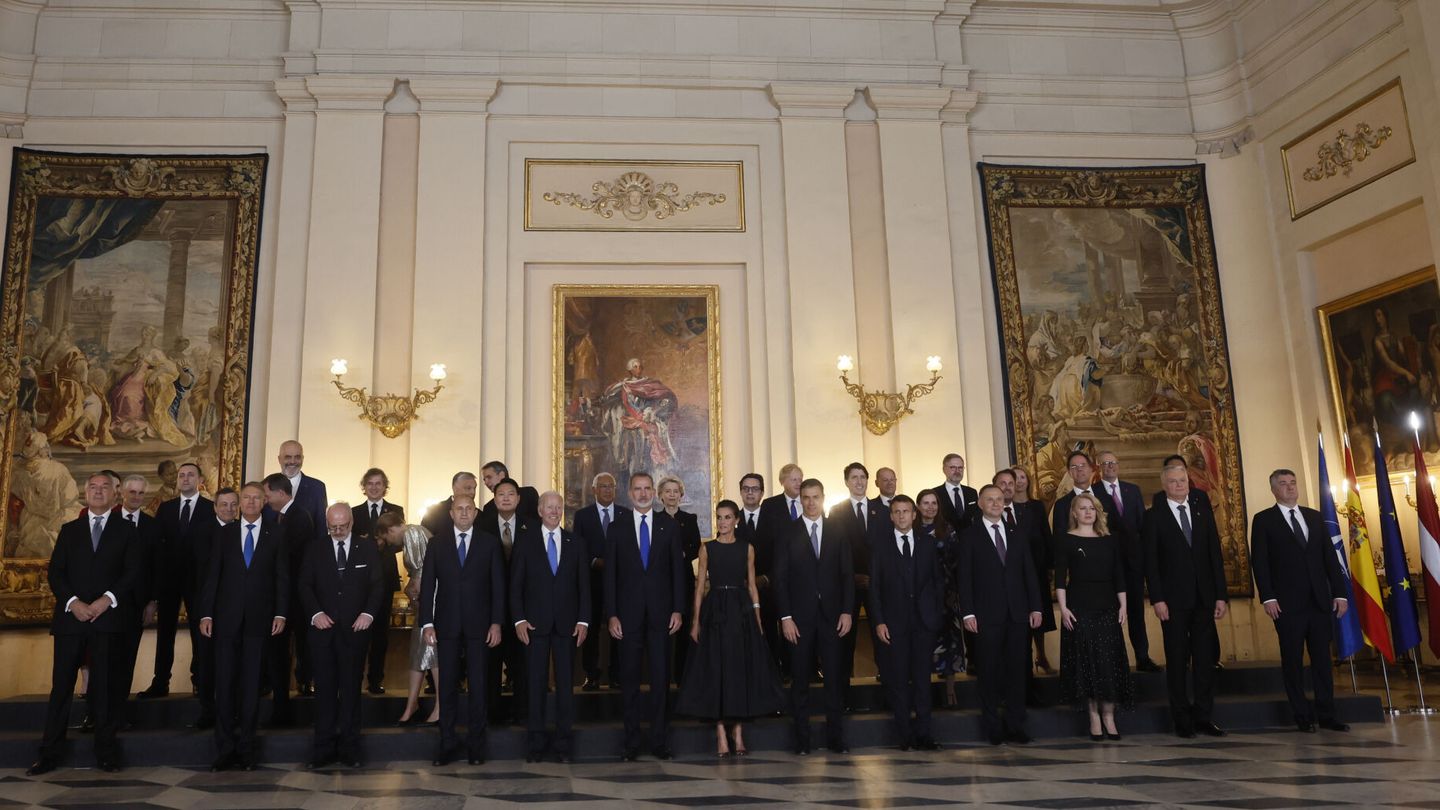  Los reyes Felipe (c-i) y Letizia (c-d) posan para una foto de familia durante la recepción que los monarcas ofrecen a los jefes de Estado y jefes de Gobierno. (EFE/Pool/Juanjo Martín)
