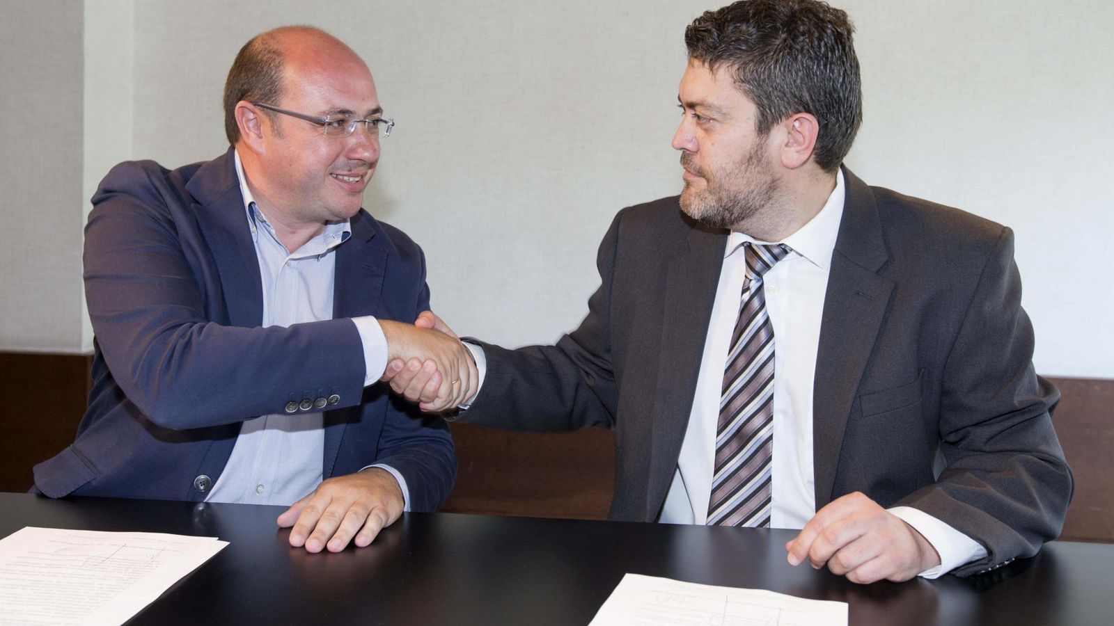 Foto: Pedro Antonio Sánchez (PP) y Miguel Sánchez (C's) tras la negociación. (EFE)