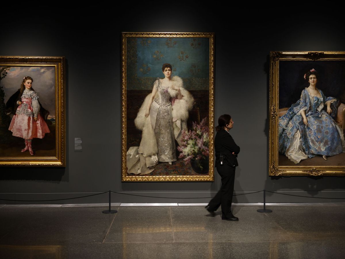Foto: Una persona recorre la exposición "XIX. El Siglo del Retrato. Colecciones del Museo del Prado. De la Ilustración a la modernidad". (EFE/Ana Escobar)