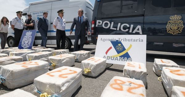 Foto: El ministro del Interior, Juan Ignacio Zoido, ayer en Las Palmas ante el alijo de cocaína. (EFE)