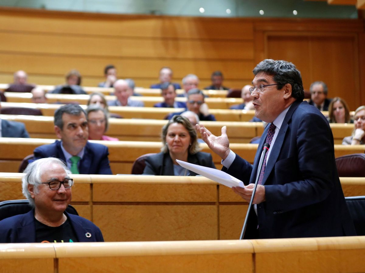 Foto: El ministro de Seguridad Social, José Luis Escrivá (d). (EFE)