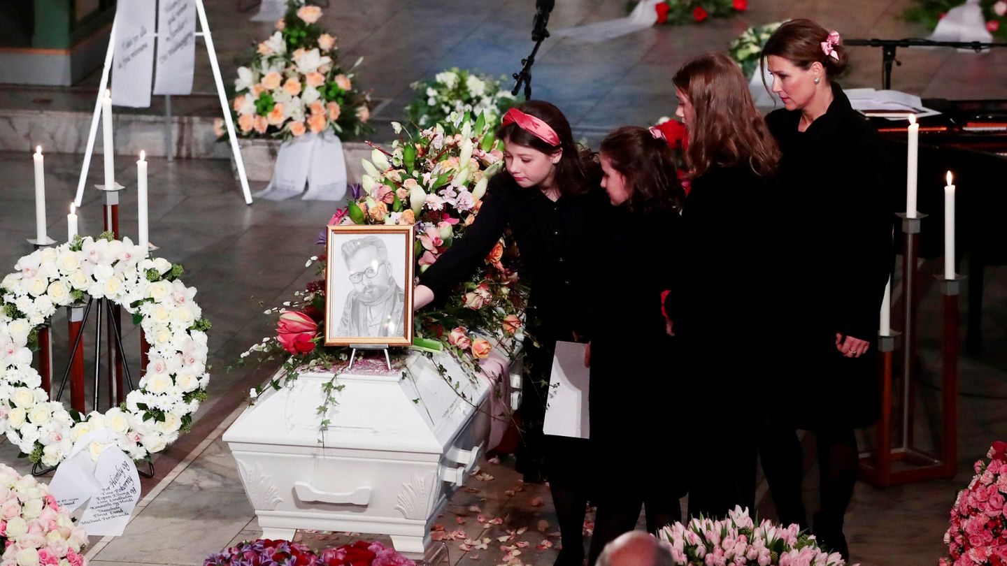 Marta Luisa y sus tres hijas, en el funeral de Ari Behn. (Reuters)