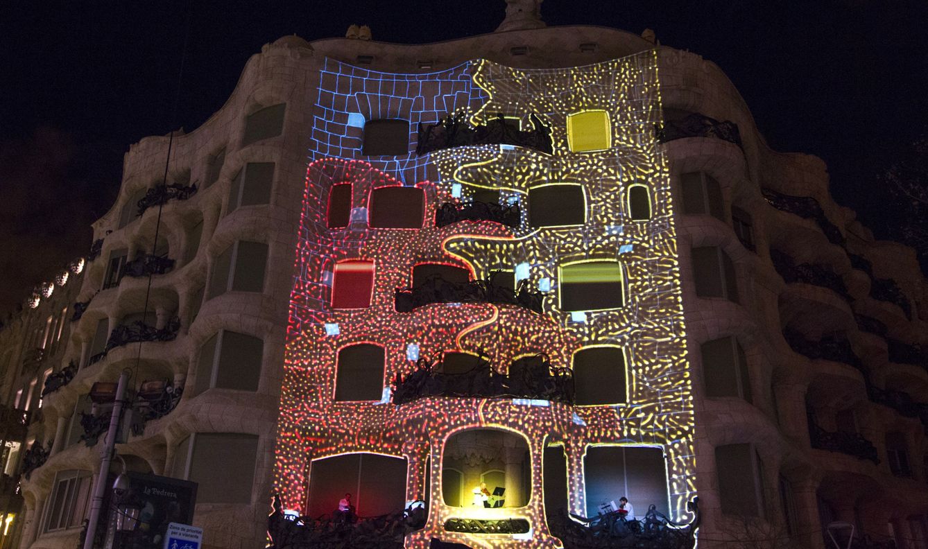 El edificio de la pedrera de Antoni Gaudí en Barcelona durante un espectáculo visual. (EFE)