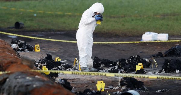 Foto: Un forense trabaja en el lugar de la explosión. (Reuters)