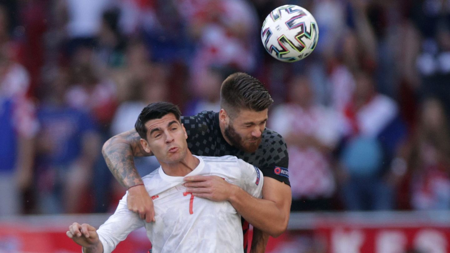 Morata gana un balón aéreo. (Reuters)