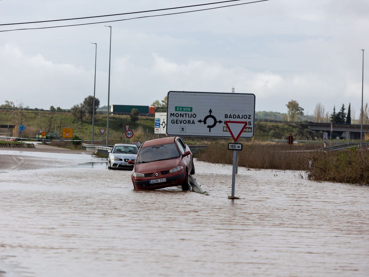 Foto: La carretera que une Badajoz con la pedanía de Gévora durante el desbordamiento del río Zapatón. (EFE/Jero Morales)