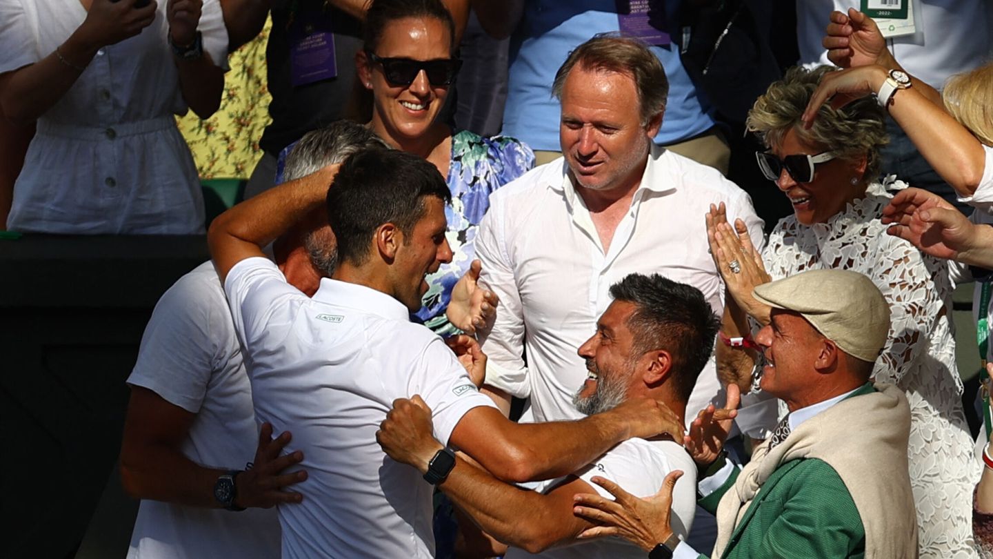 Djokovic celebra el triunfo con los suyos. (REUTERS/Matthew Childs)