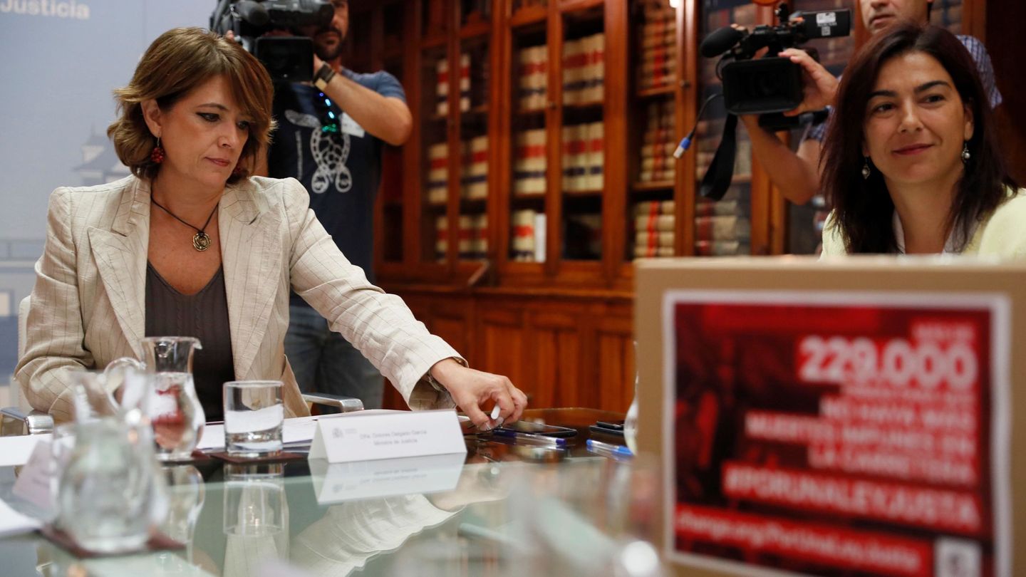 La ministra de Justicia, Dolores Delgado, con la secretaria de Estado para el Deporte, María José Rienda, este 27 de agosto en Madrid. (EFE)