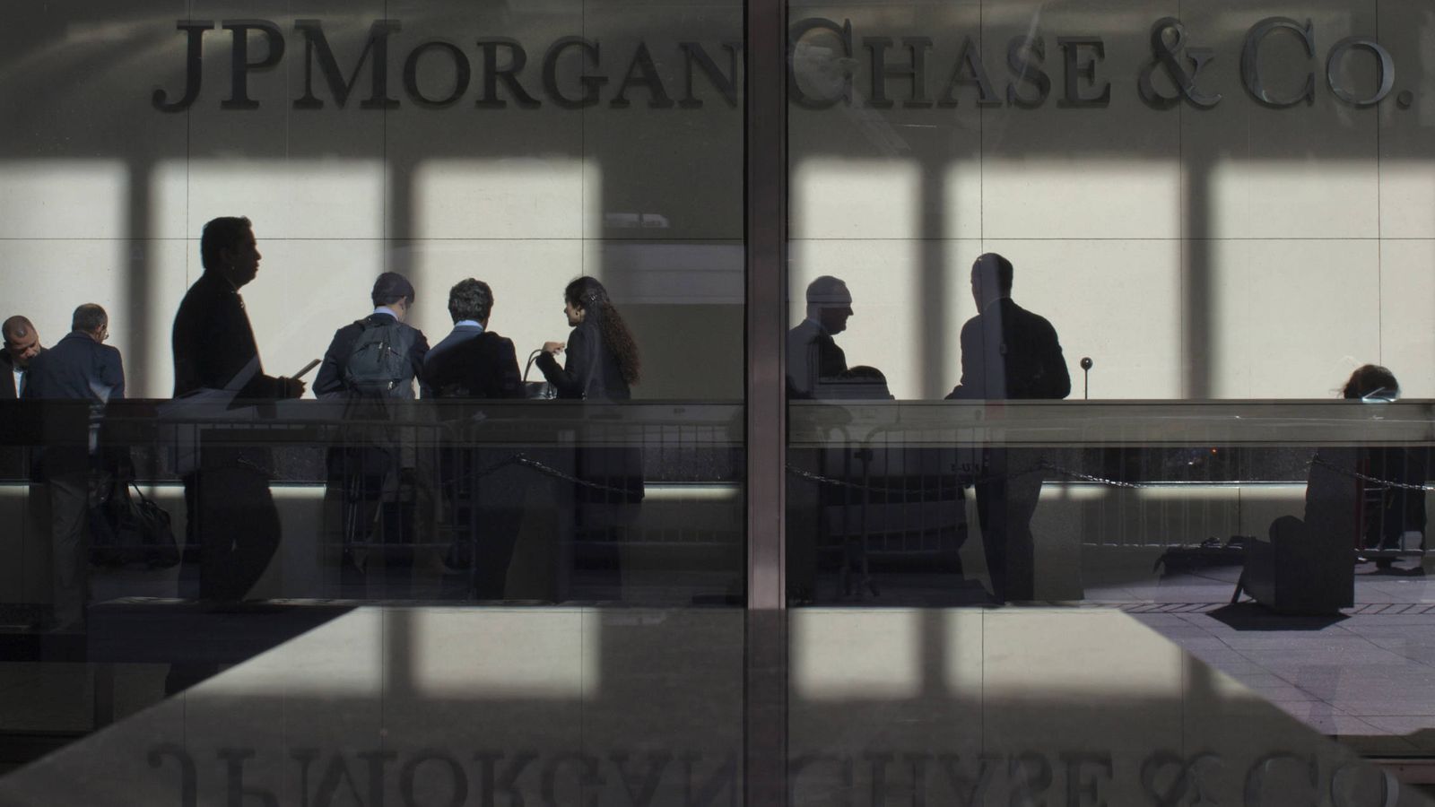 Foto: JPMorgan es uno de los bancos que ofrece salarios más elevados. (Reuters/Eduardo Muñoz)