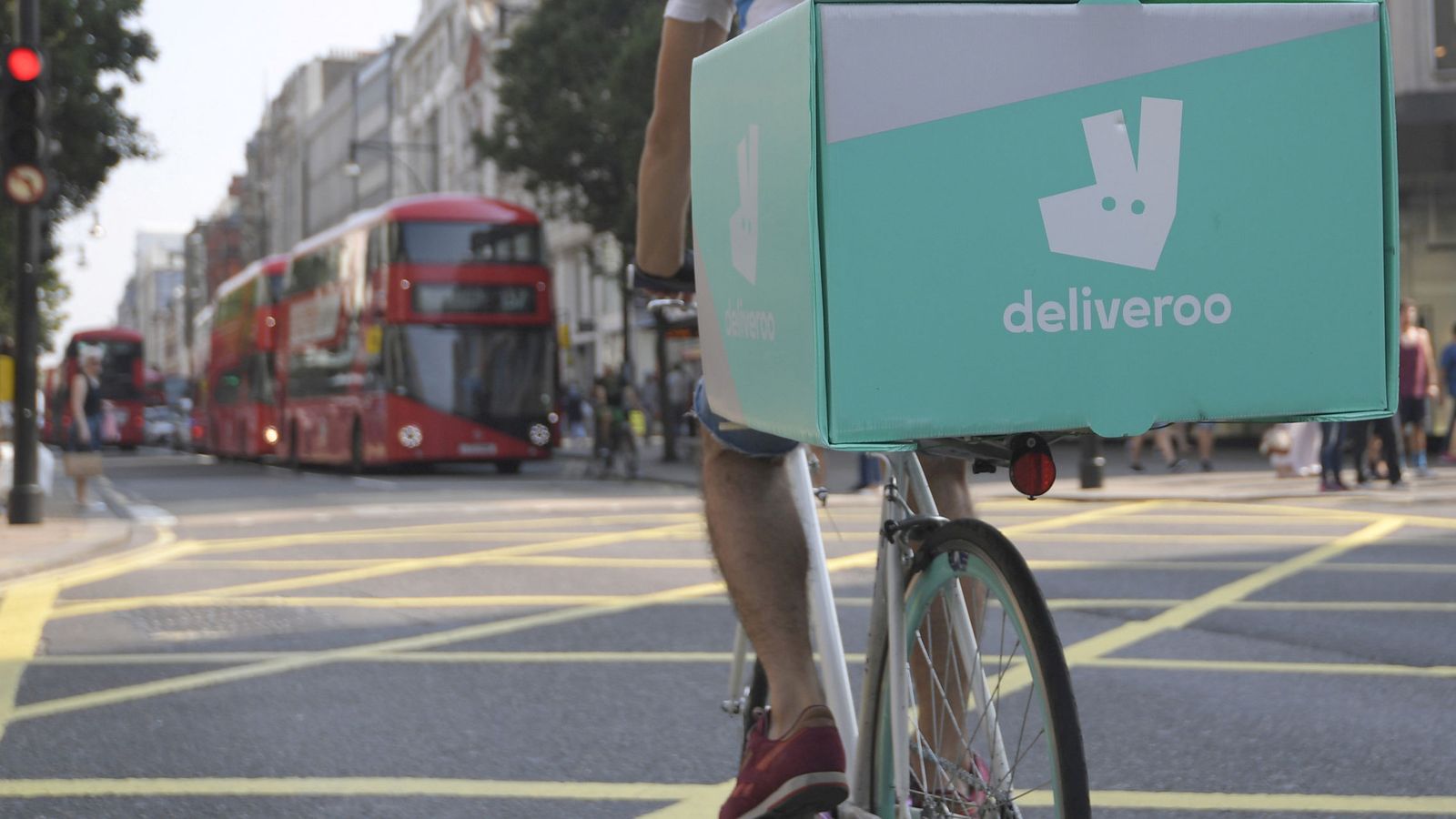 Foto: Un trabajador de Deliveroo recorre las calles de Londres para entregar un pedido. (Reuters)