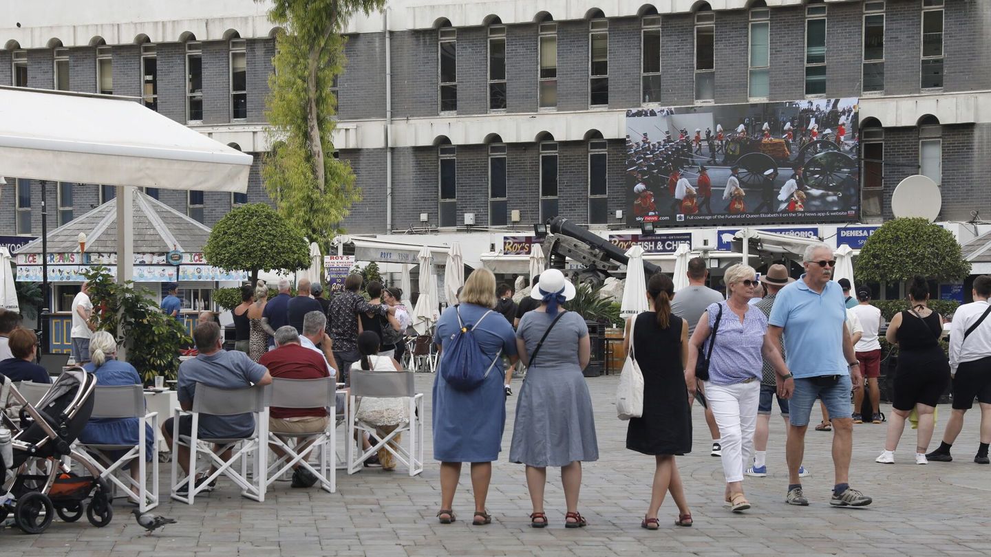 Los ciudadanos de Gibraltar ven en directo todos los actos por el funeral de Isabel II a través de varias pantallas. (EFE