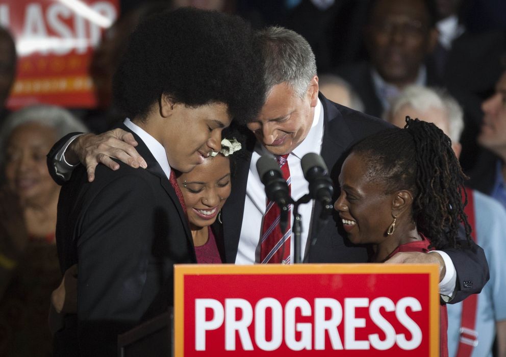 Foto: Bill de Blasio abraza a su familia tras conocer el resultado electoral en Nueva York (Reuters).