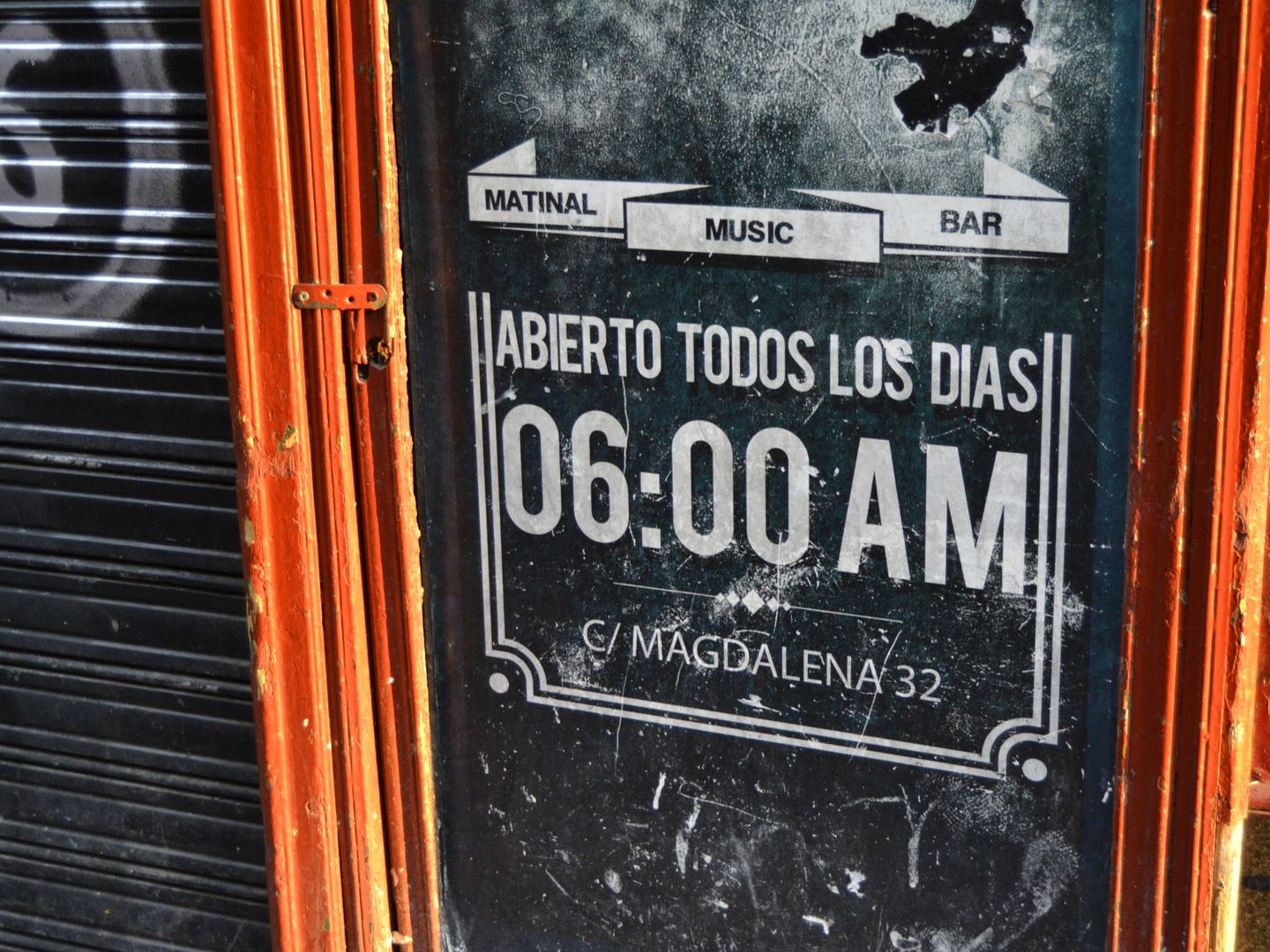 Cartel en la puerta del 'after' Las Horas, en Lavapiés (M.Z.)