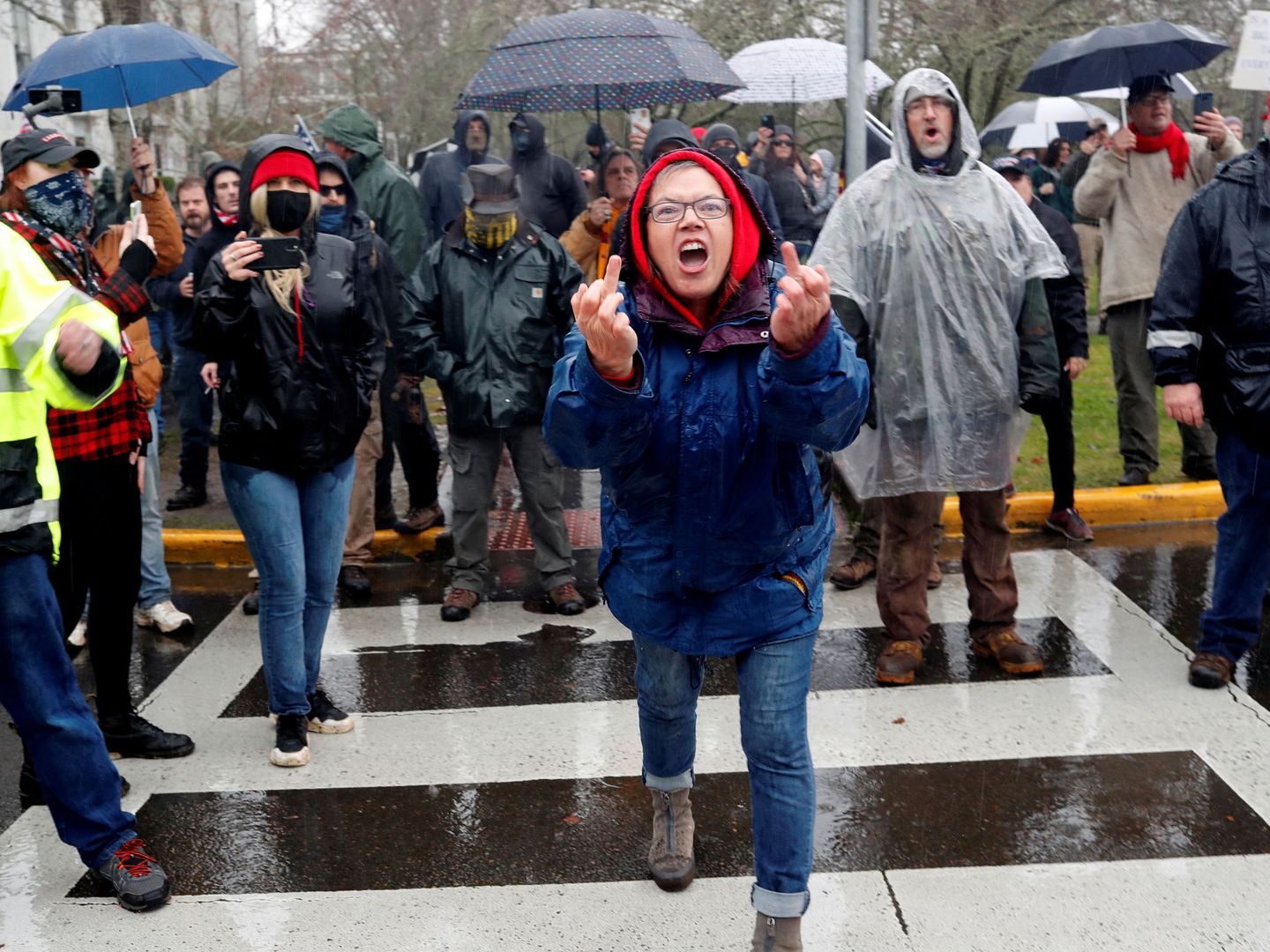 Partidarios de Donald Trump se enfrentan a manifestantes en su contra en Salem, Oregon. (Reuters)