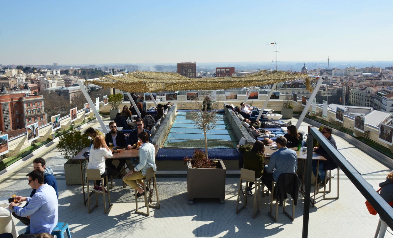 Turistas y madrileños disfrutan por igual de las azoteas de Madrid (Shutterstock)