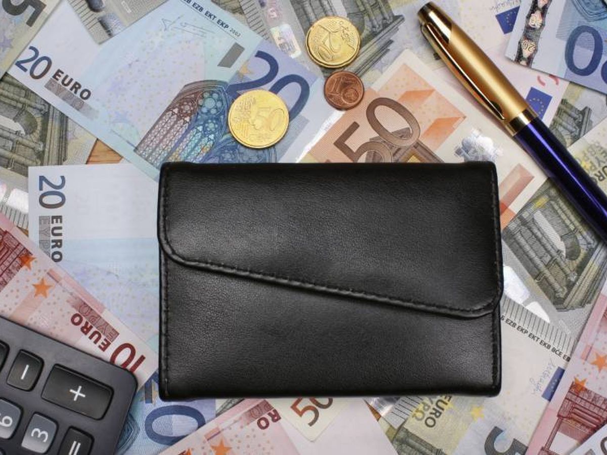 Foto: Billetes de euro junto a un monedero y una calculadora. (iStock)