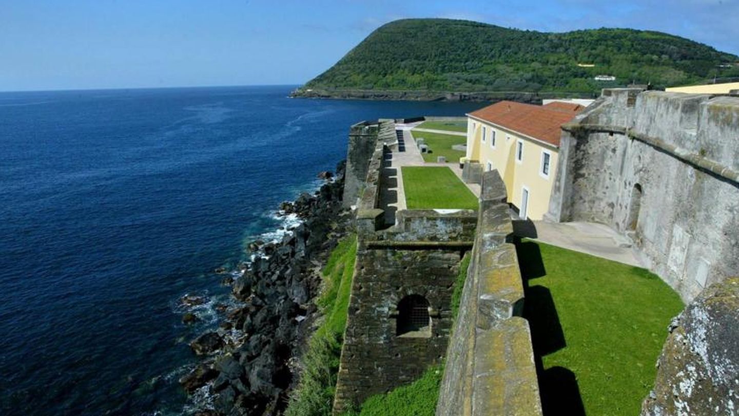 Si vas a las Azores en busca del anticiclón, puedes pernoctar en esta espectacular posada-fortaleza
