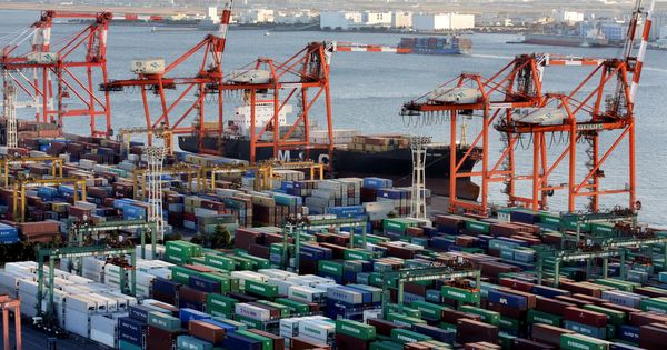 Foto: Contenedores almacenados en un puerto. (Reuters)