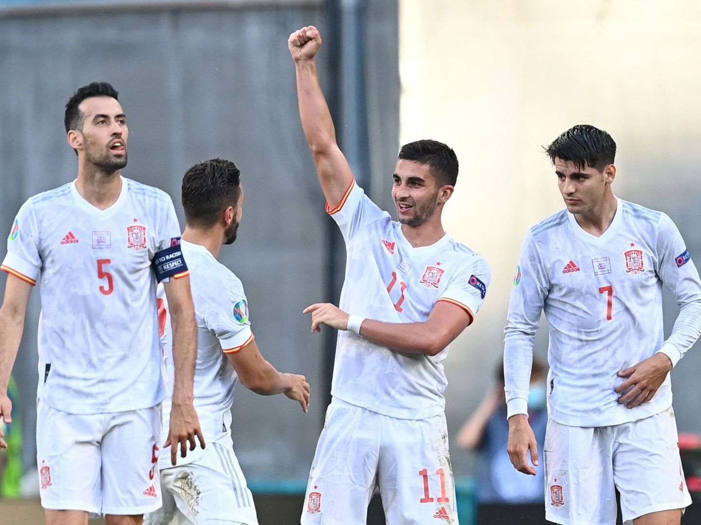Ferran Torres levanta el brazo para festejar el gol a Croacia. (EFE)