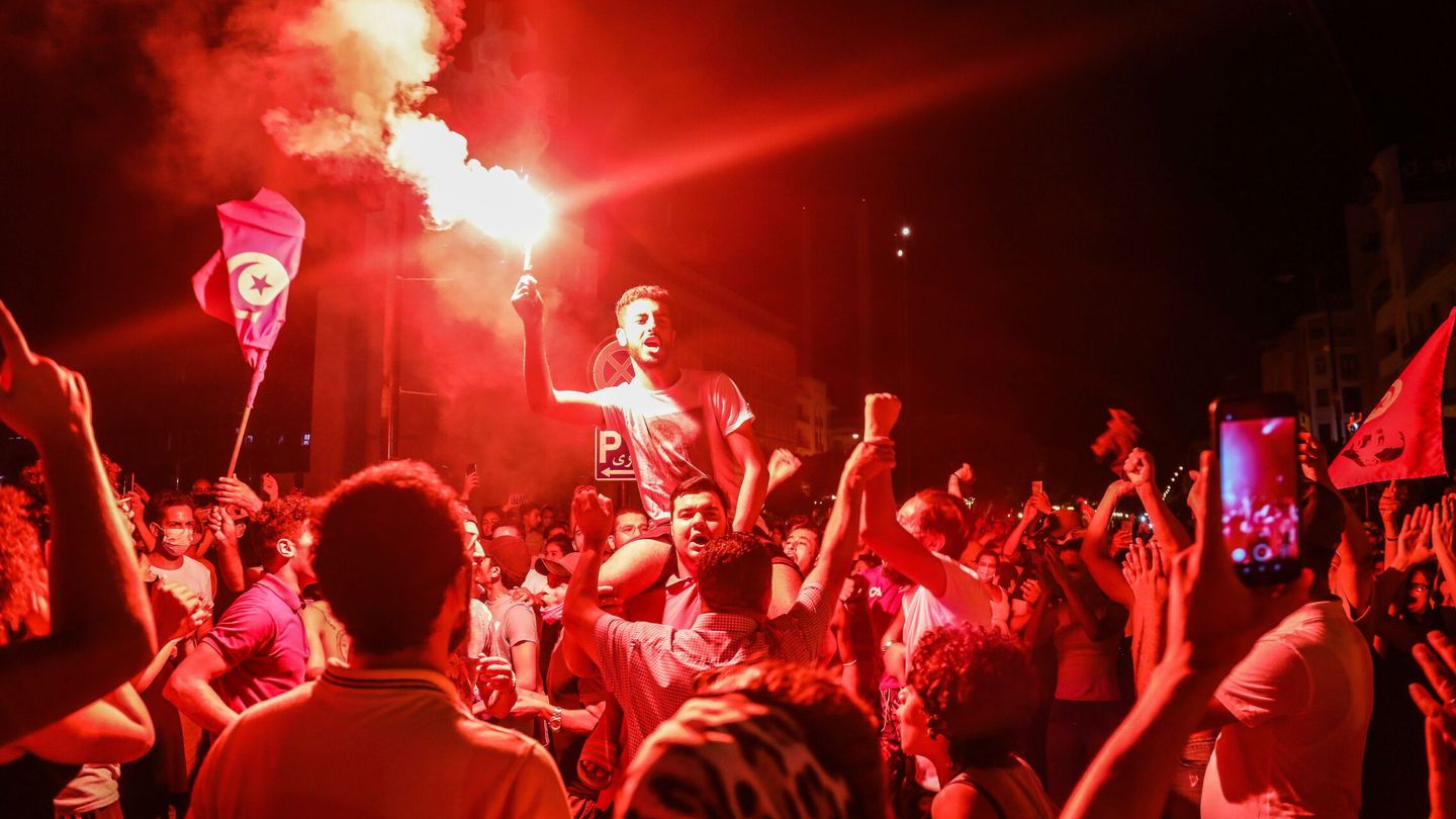 Tunecinos celebran el 'golpe de fuerza' de Kais Said en las calles de Túnez. (EFE)