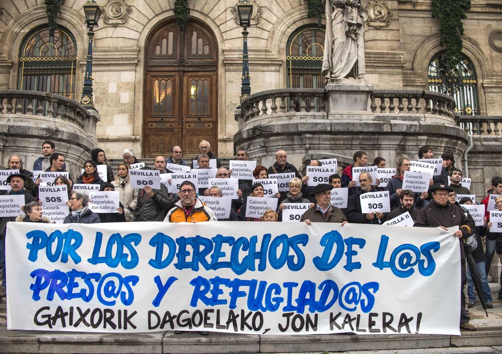 Foto: Concentración por los derechos de los presos de ETA encarcelados en Sevilla (Efe).